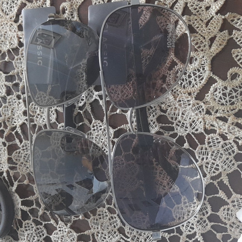 The classic 100%UV protection mens sunglass